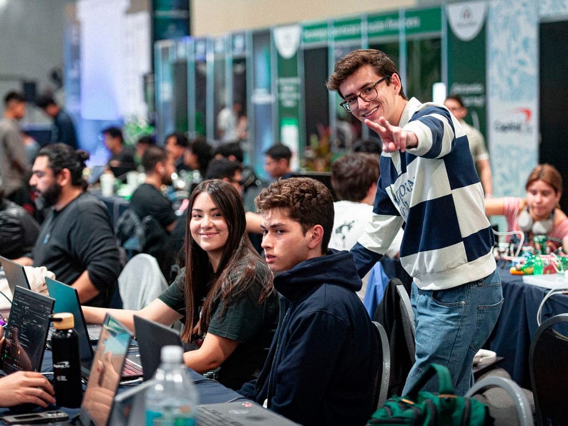 Equipos trabajando en Talent Hackathon 2026