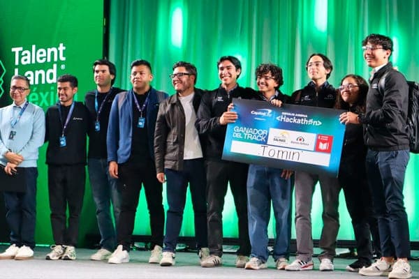 Equipo D3LT4, ganador del track Banco Azteca
